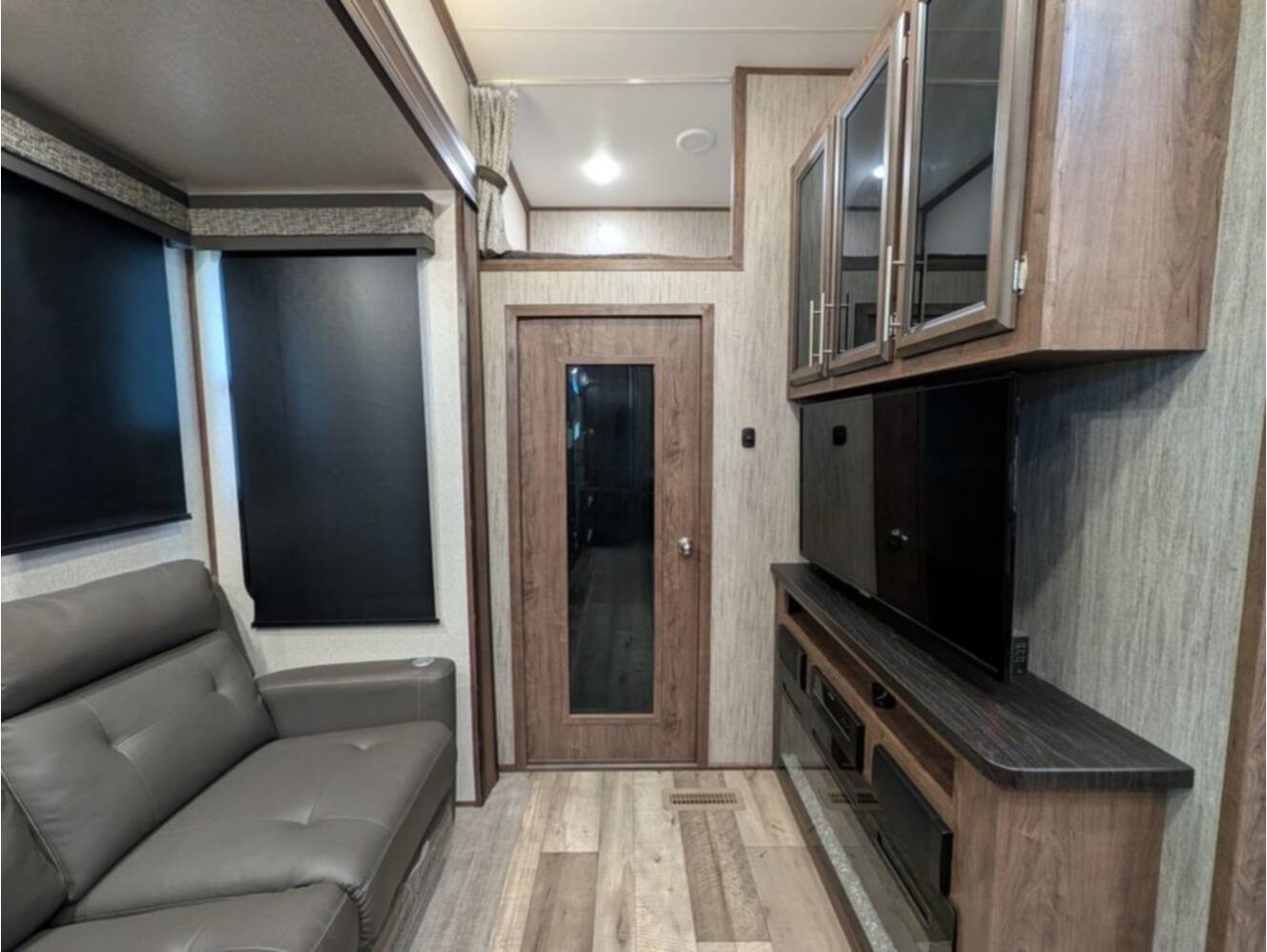 A photo of this 2021 Kz Venom V-Series V3815TK