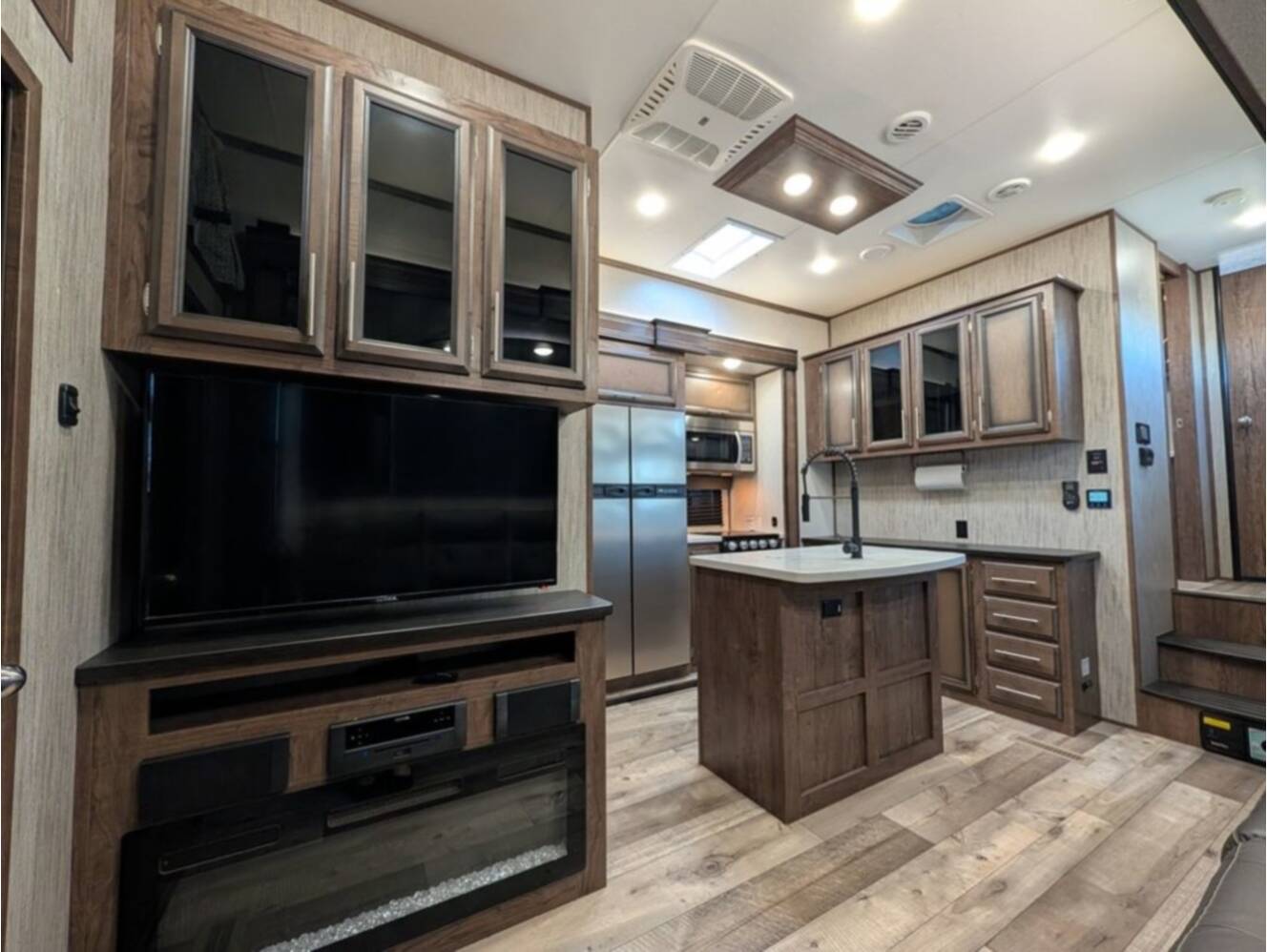 A photo of this 2021 Kz Venom V-Series V3815TK