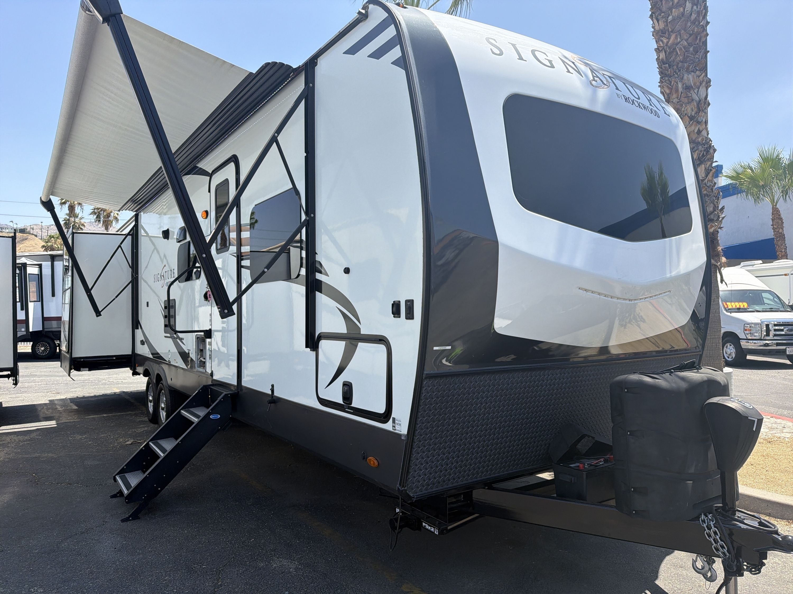2021 Forest River ROCKWOOD SIGNATURE ULTRA LITE 8332SB in colton CA