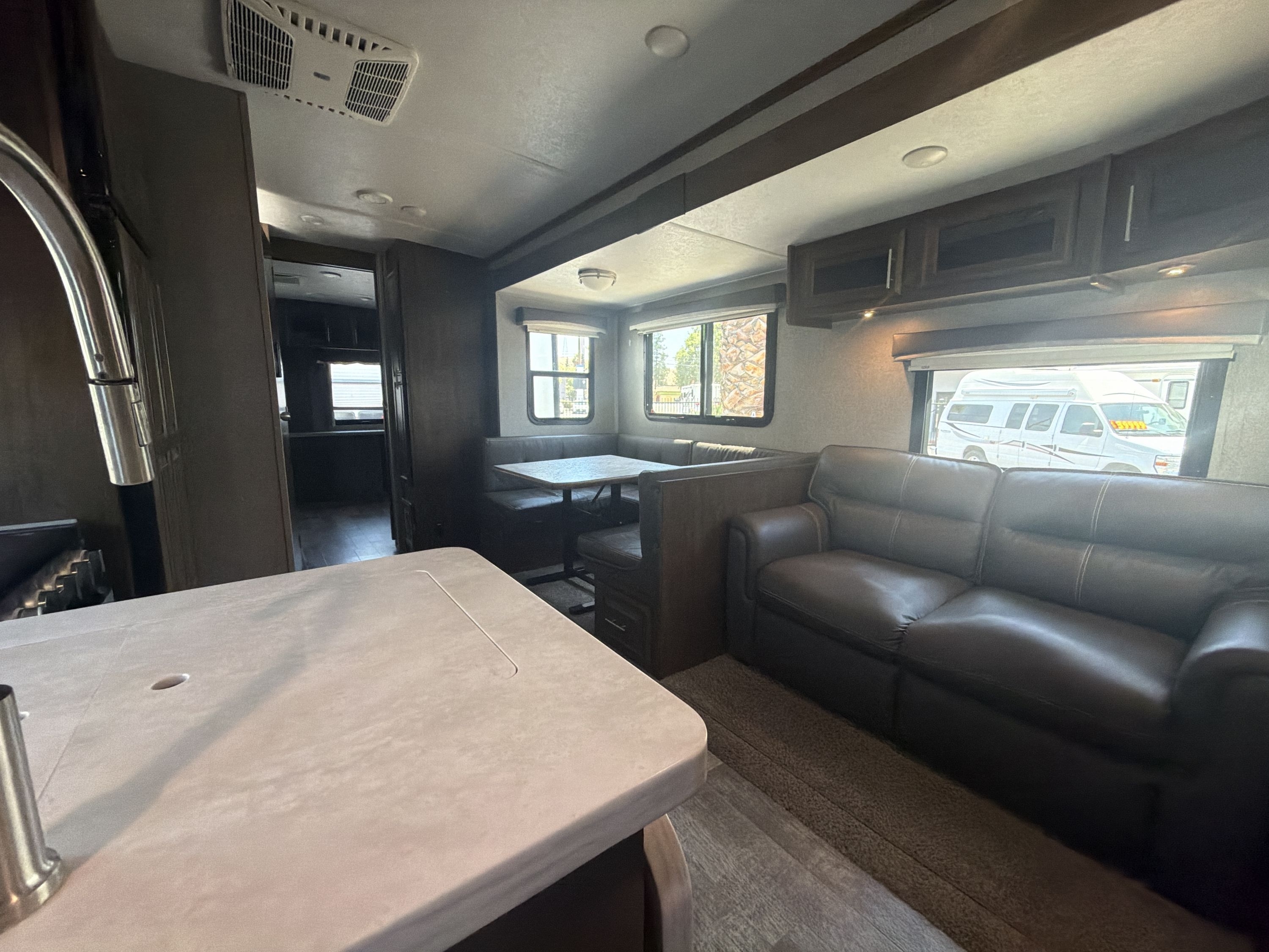 2021 Forest River ROCKWOOD SIGNATURE ULTRA LITE 8332SB in colton CA