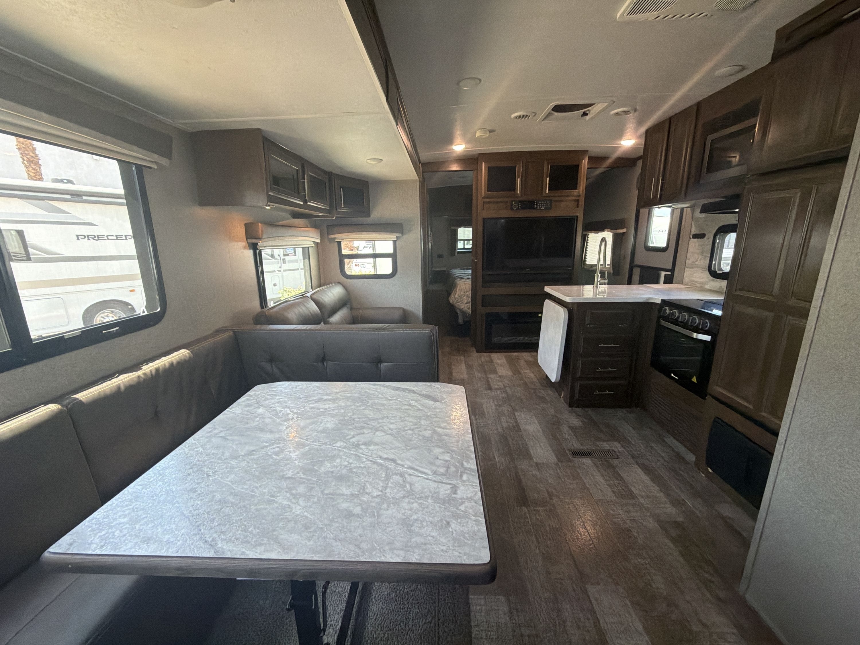 2021 Forest River ROCKWOOD SIGNATURE ULTRA LITE 8332SB in colton CA