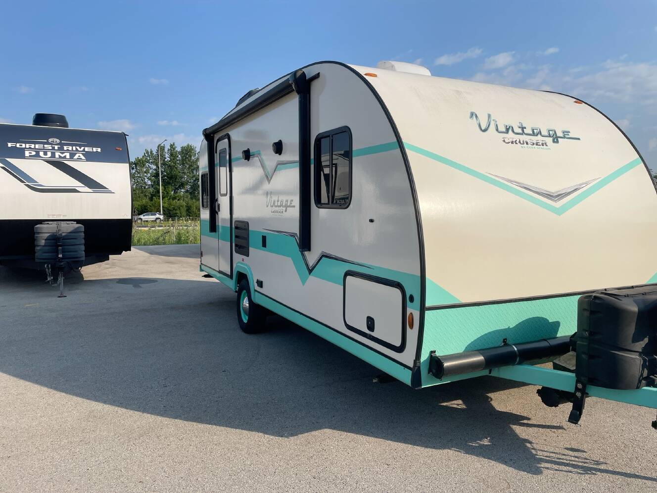 A photo of this 2023 Gulf Stream VINTAGE CRUISER 19ERD