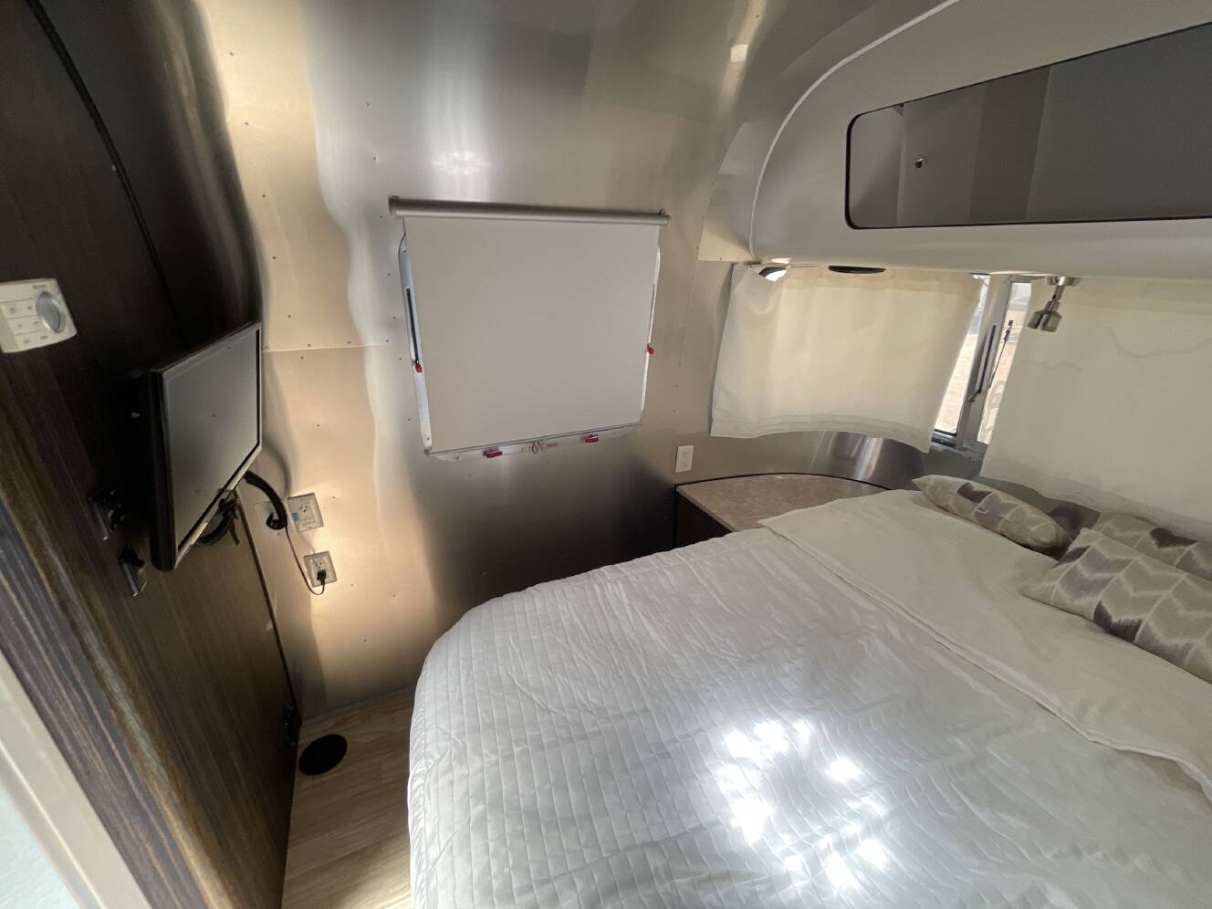 A photo of this 2016 Airstream INTERNATIONAL SERENITY 27FB