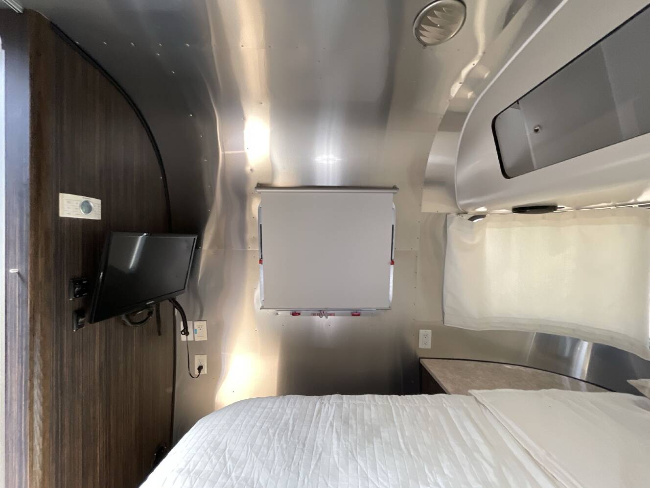A photo of this 2016 Airstream INTERNATIONAL SERENITY 27FB