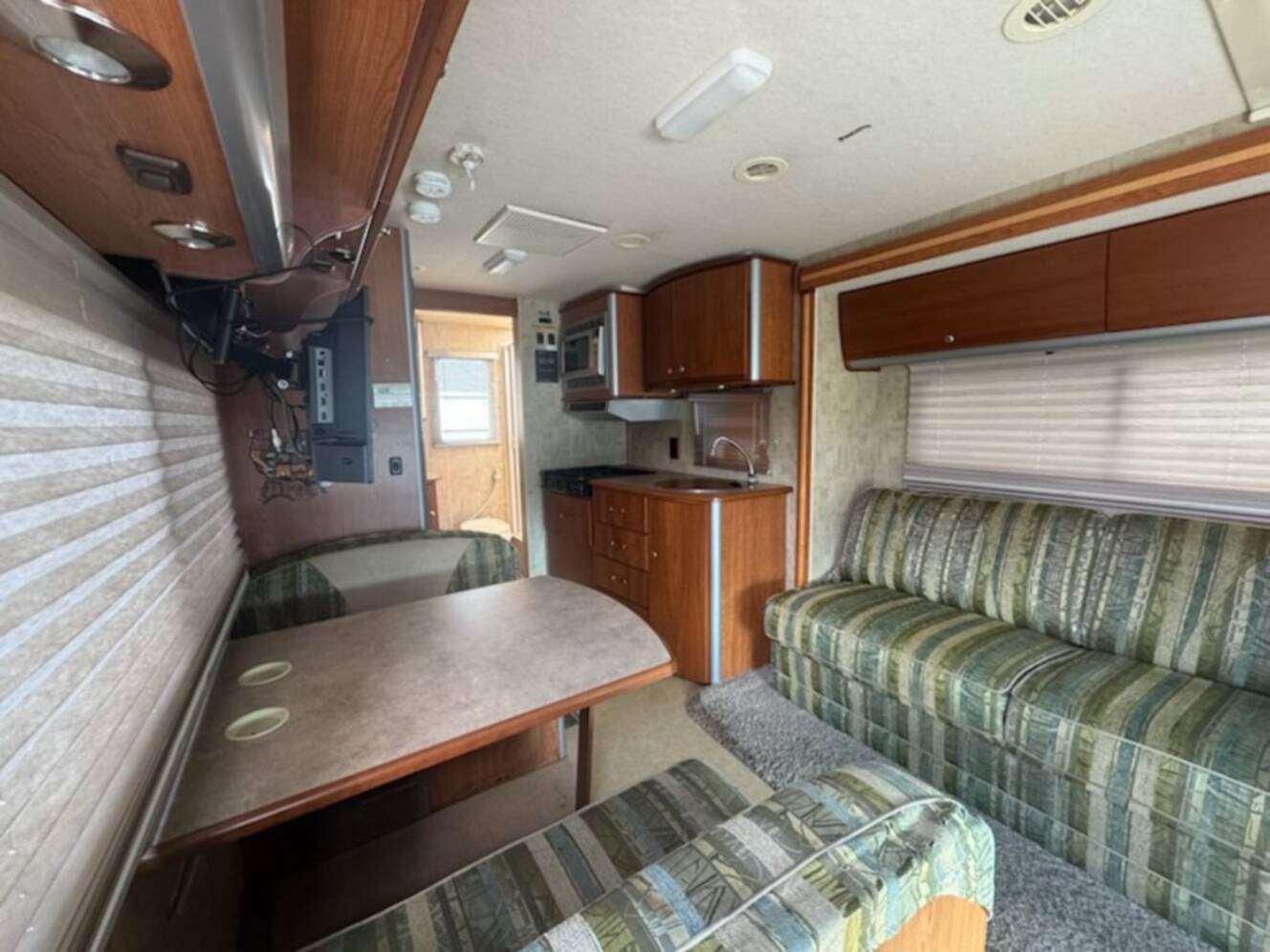 A photo of this 2007 Itasca Navion 24H