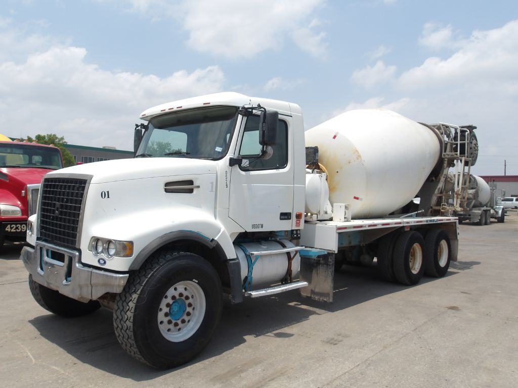 2007 VOLVO VHD in Houston, TX