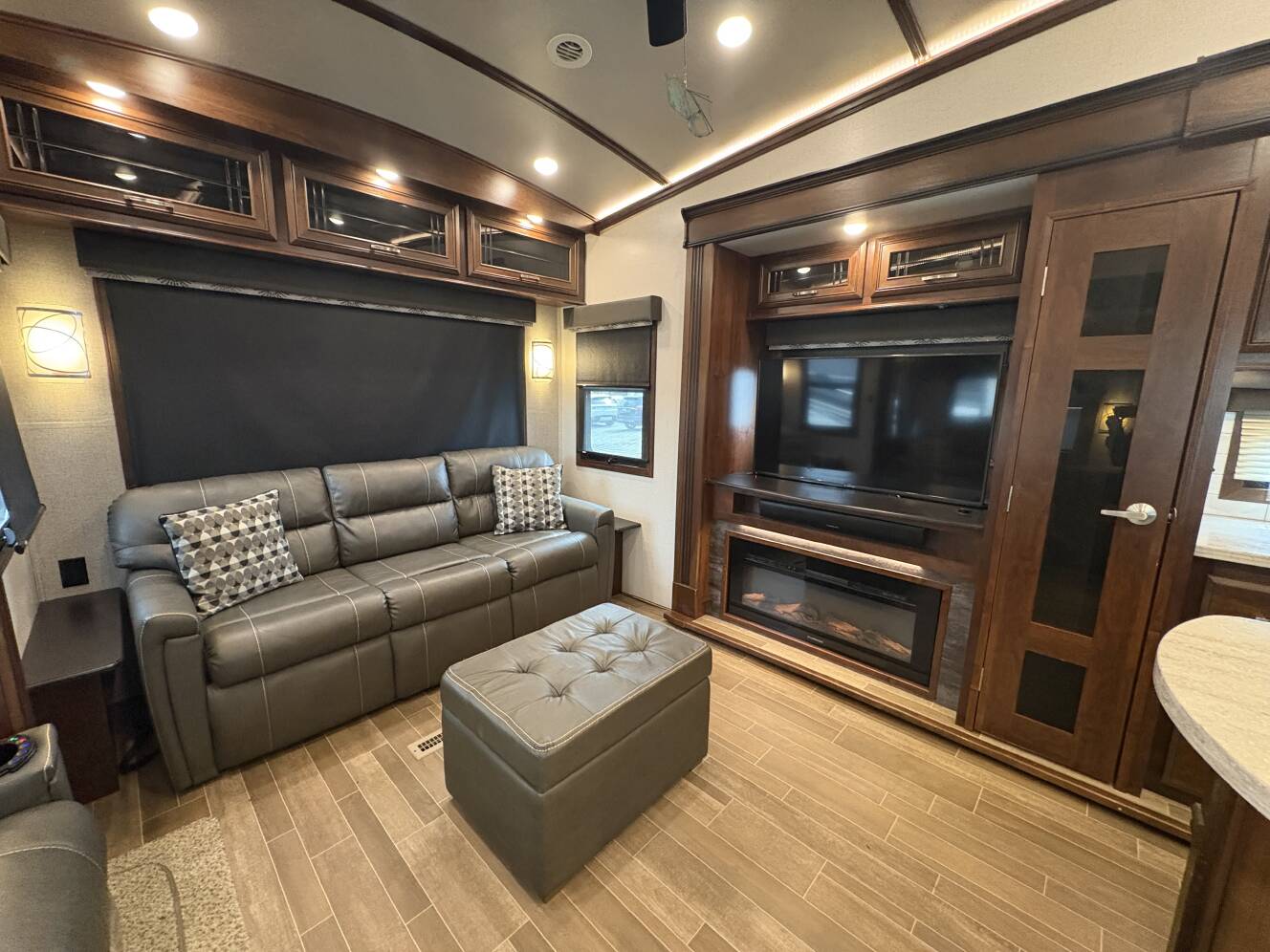 A photo of this 2020 Jayco PINNACLE 36 SSWS