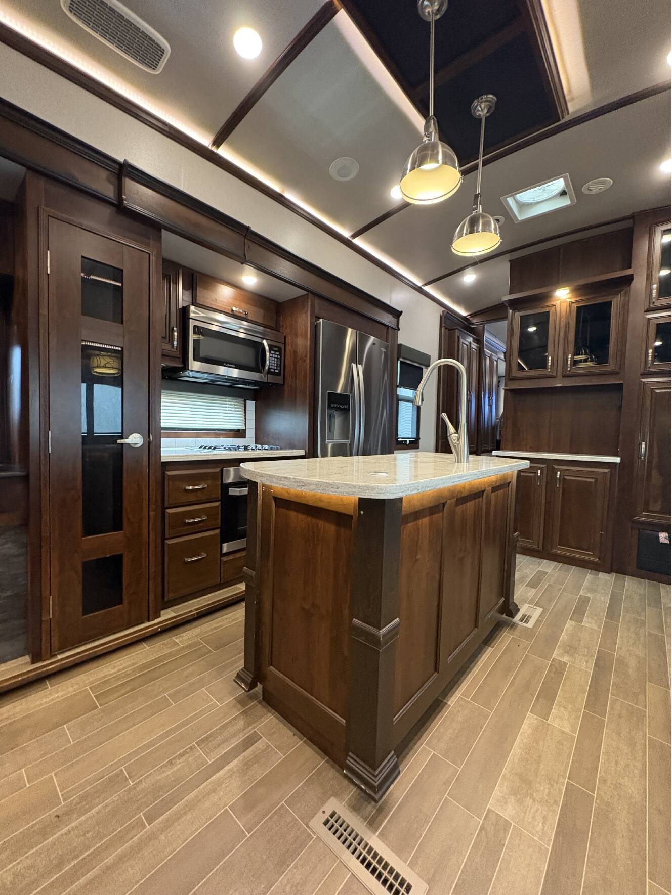 A photo of this 2020 Jayco PINNACLE 36 SSWS