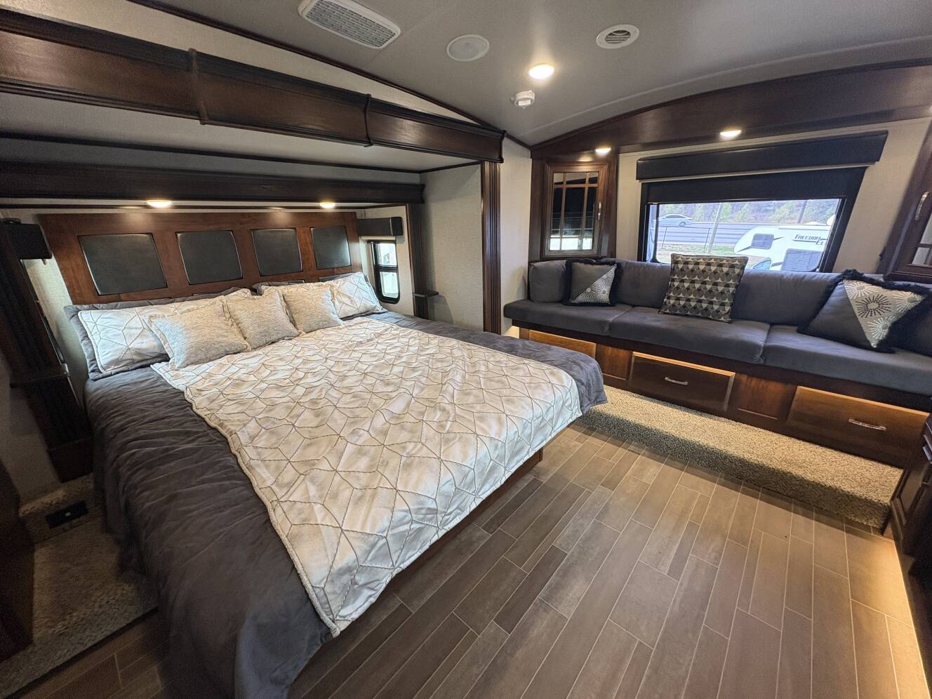 A photo of this 2020 Jayco PINNACLE 36 SSWS