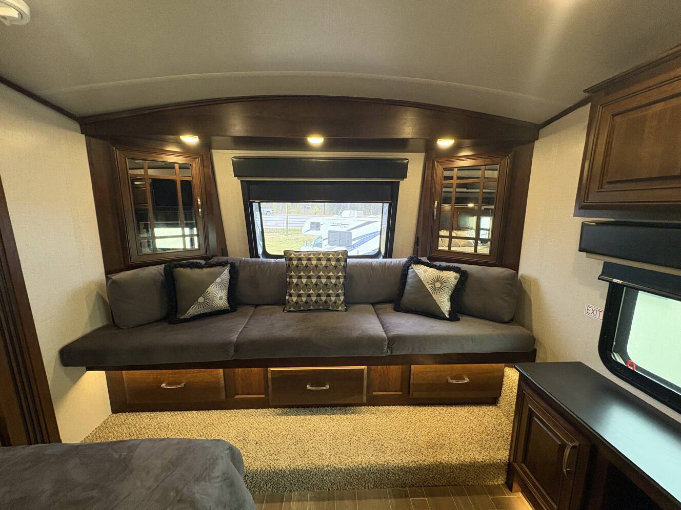 A photo of this 2020 Jayco PINNACLE 36 SSWS