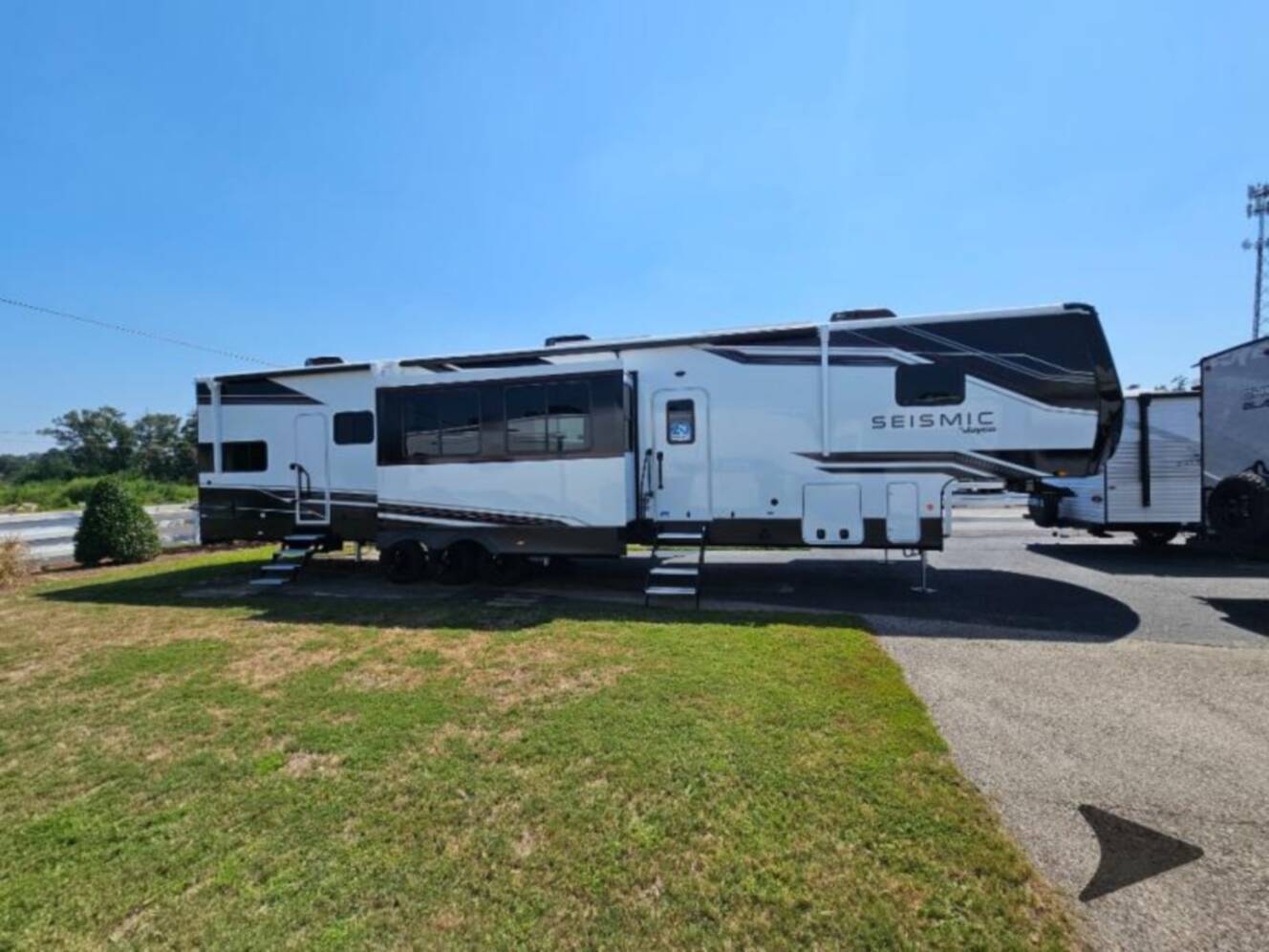 A photo of this 2026 Jayco Seismic 395