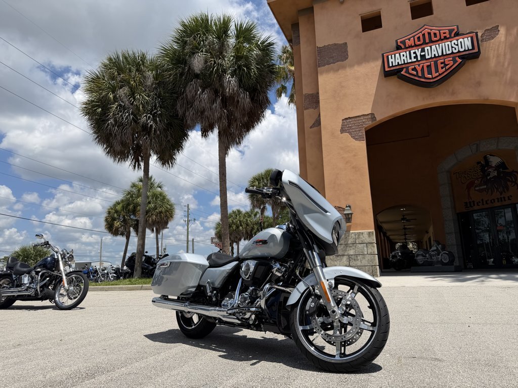 2026 Harley-Davidson Street Glide Vivid Black BASE in Stuart, FL