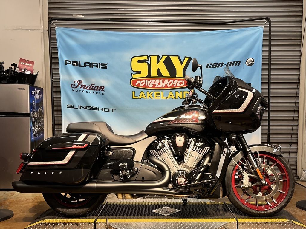2024 Indian Motorcycle® Challenger® Elite Charcoal Candy/Black Candy ELITE in Lakeland, FL
