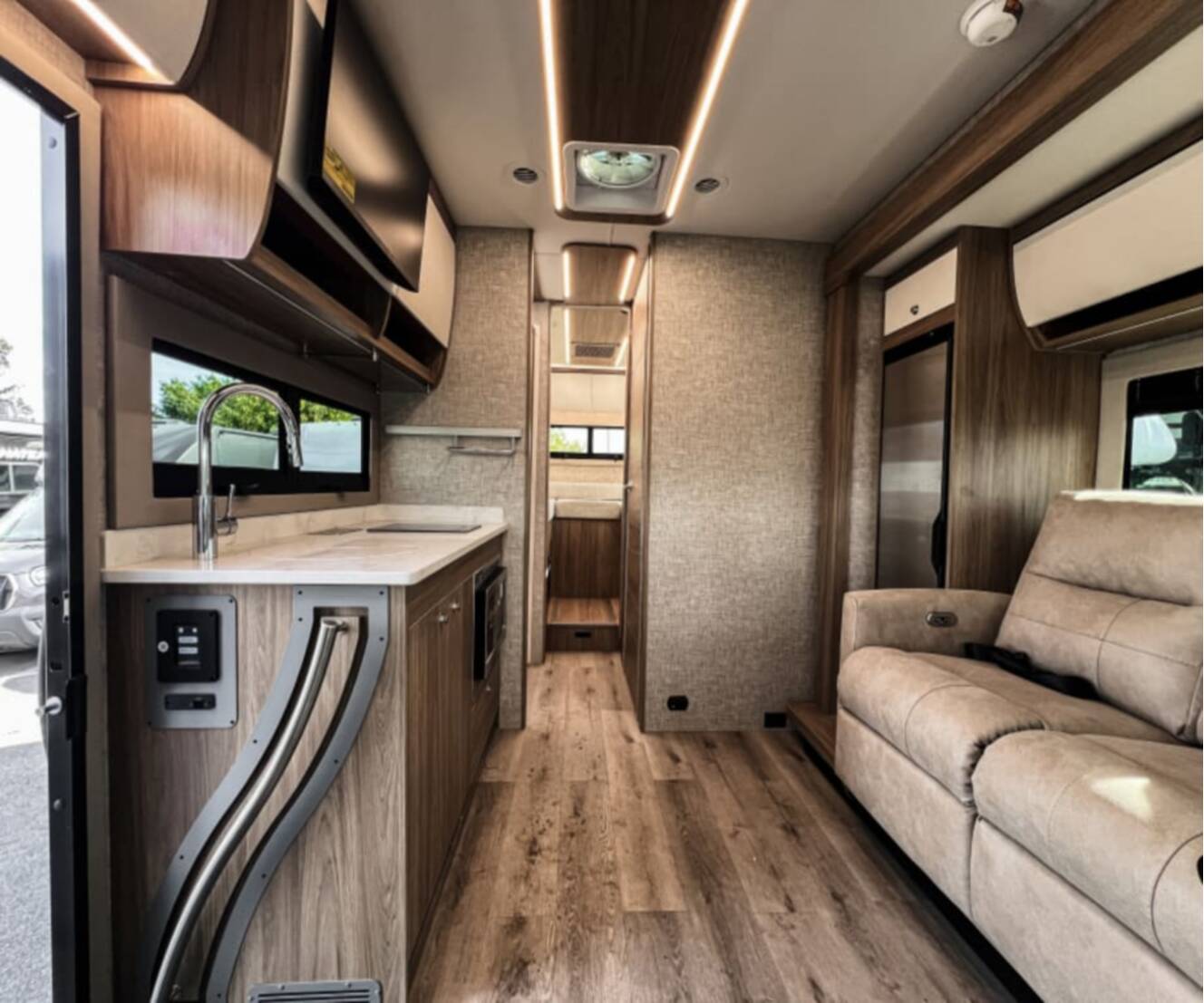 A photo of this 2027 Tiffin WAYFARER 25XLW