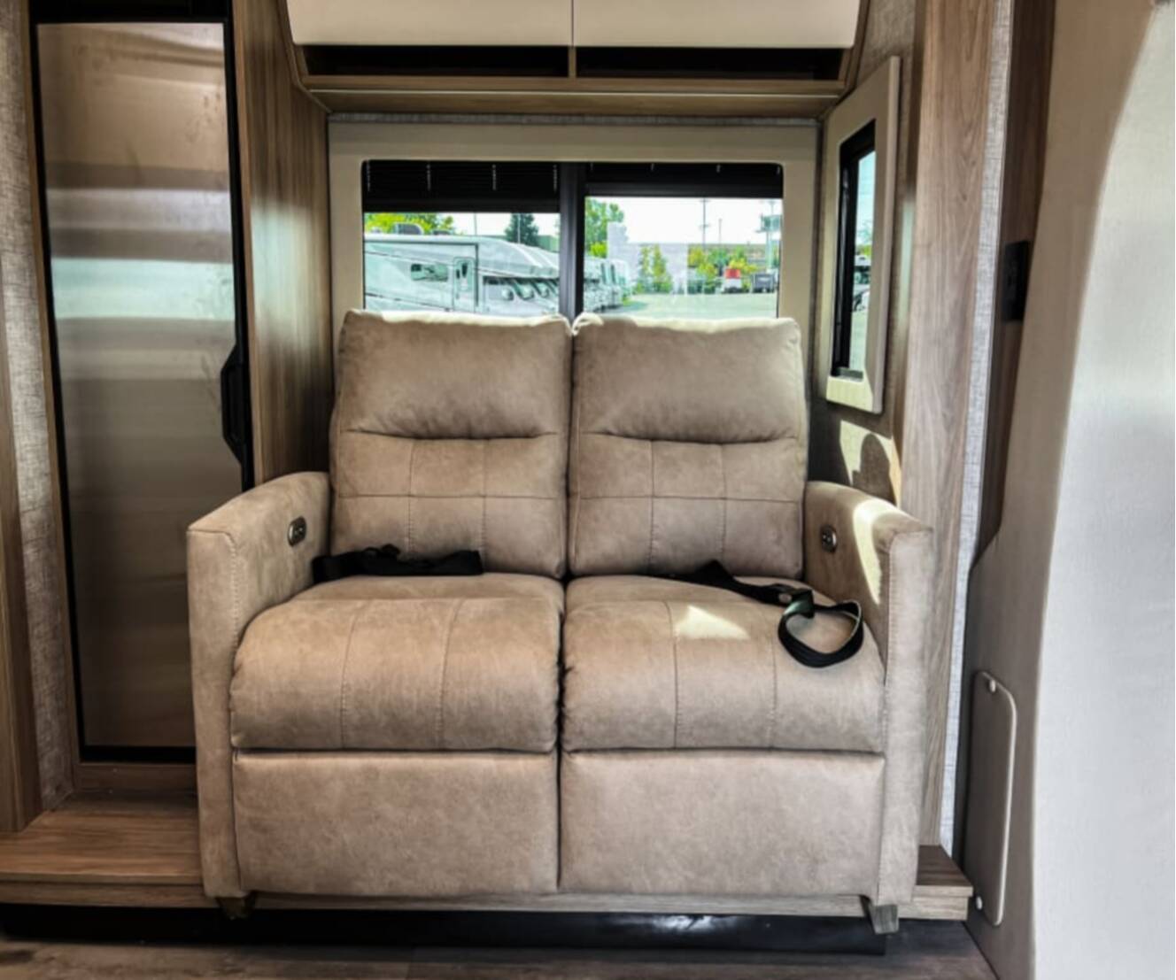 A photo of this 2027 Tiffin WAYFARER 25XLW
