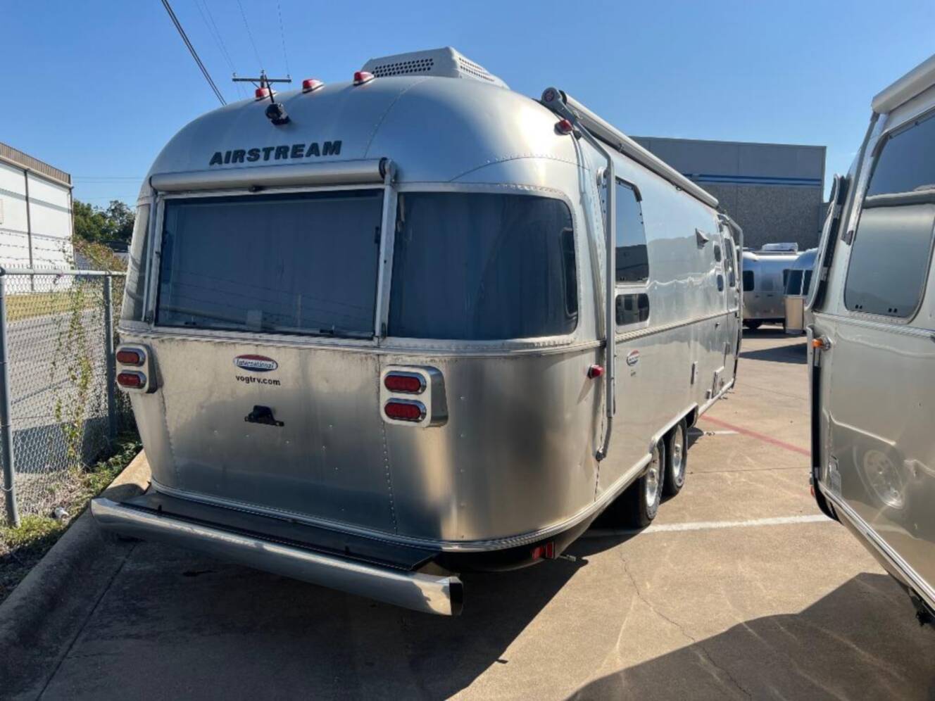 A photo of this 2018 Airstream International Signature 27FB