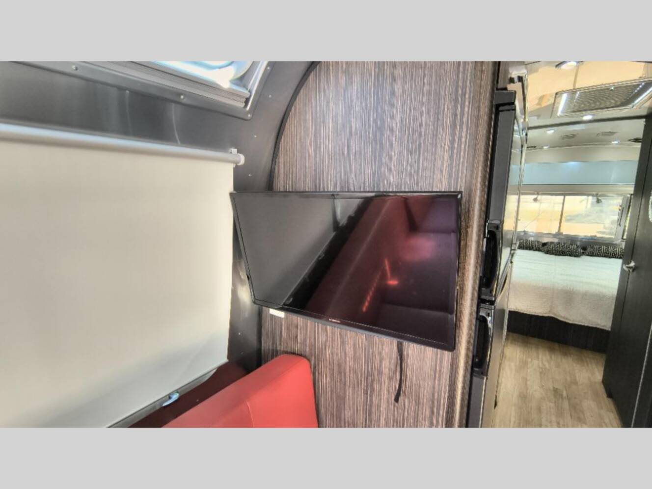 A photo of this 2018 Airstream International Signature 27FB