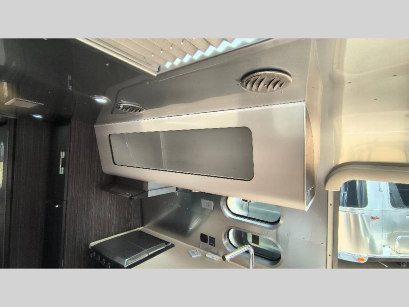 A photo of this 2018 Airstream International Signature 27FB
