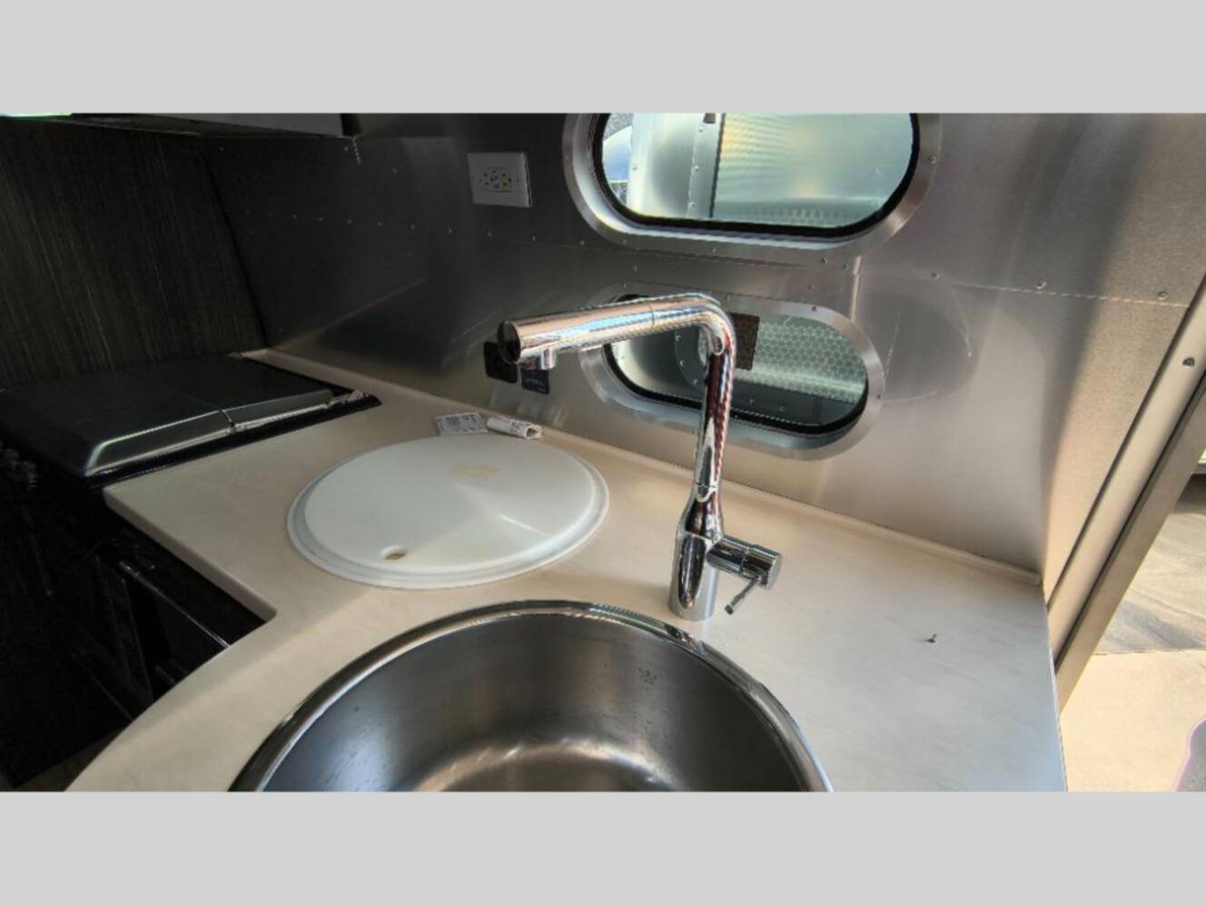 A photo of this 2018 Airstream International Signature 27FB