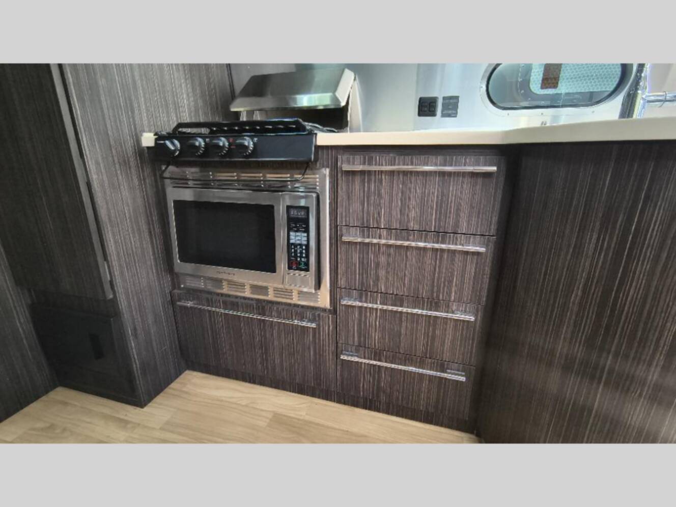 A photo of this 2018 Airstream International Signature 27FB
