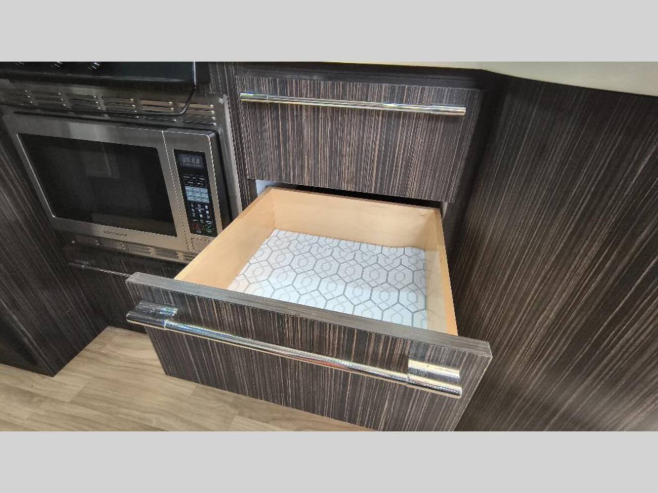 A photo of this 2018 Airstream International Signature 27FB