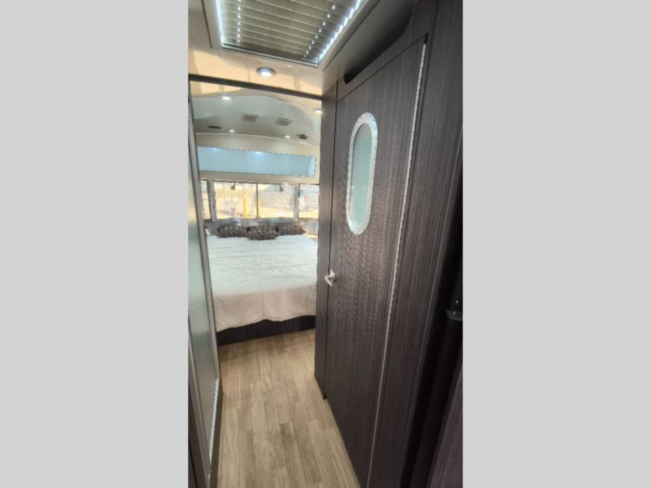 A photo of this 2018 Airstream International Signature 27FB