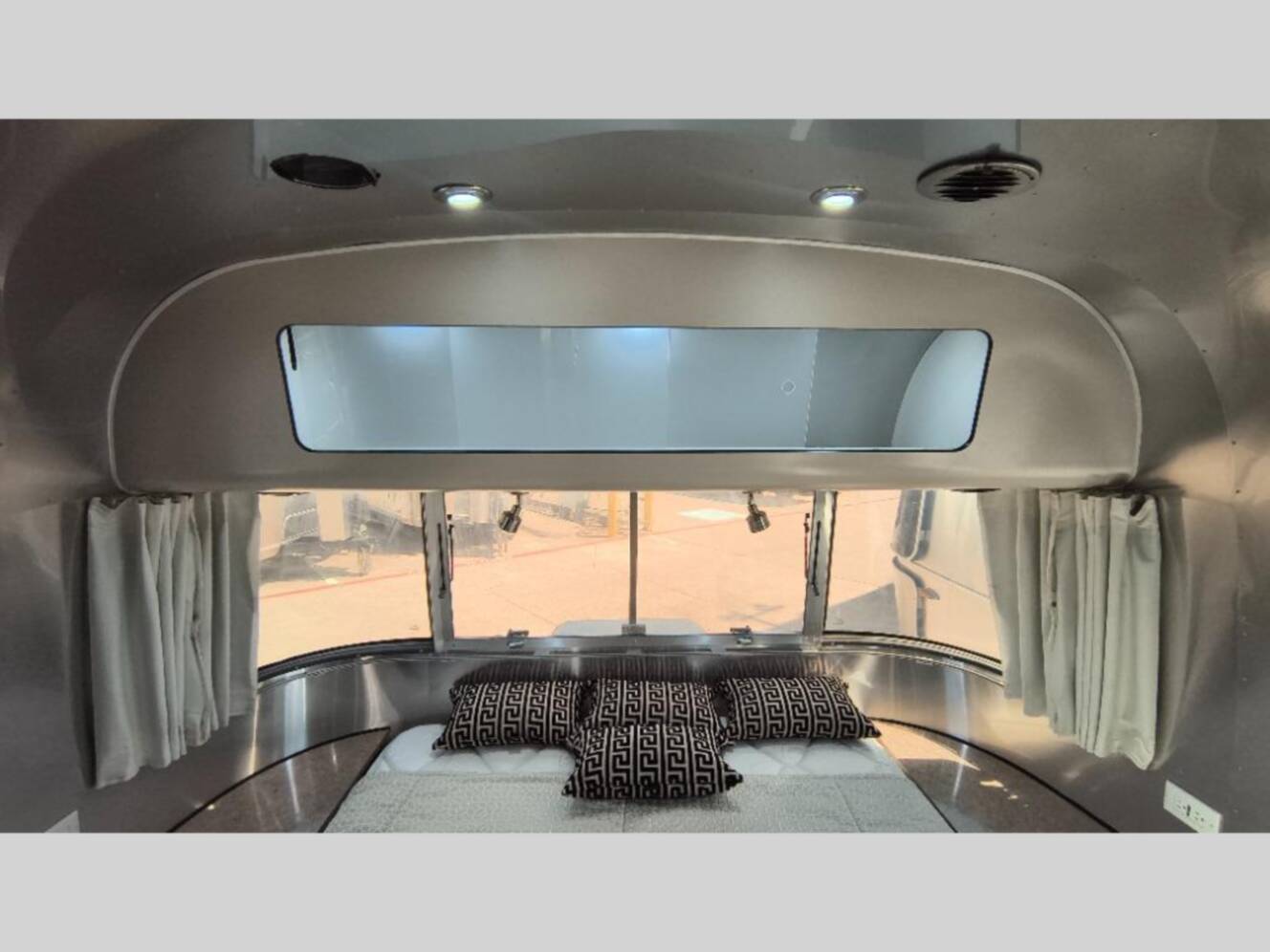 A photo of this 2018 Airstream International Signature 27FB