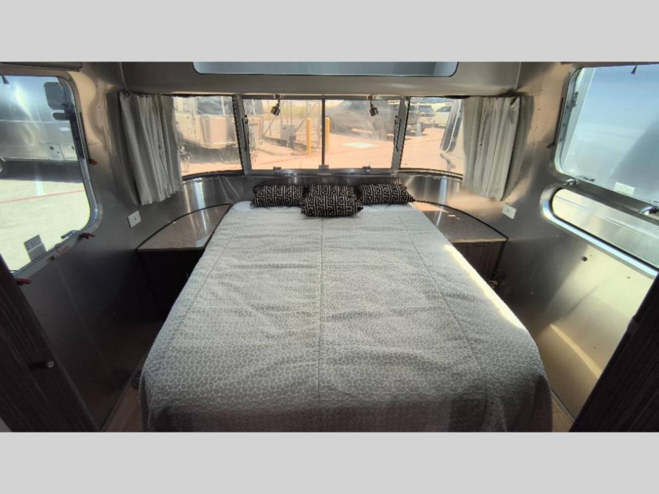 A photo of this 2018 Airstream International Signature 27FB