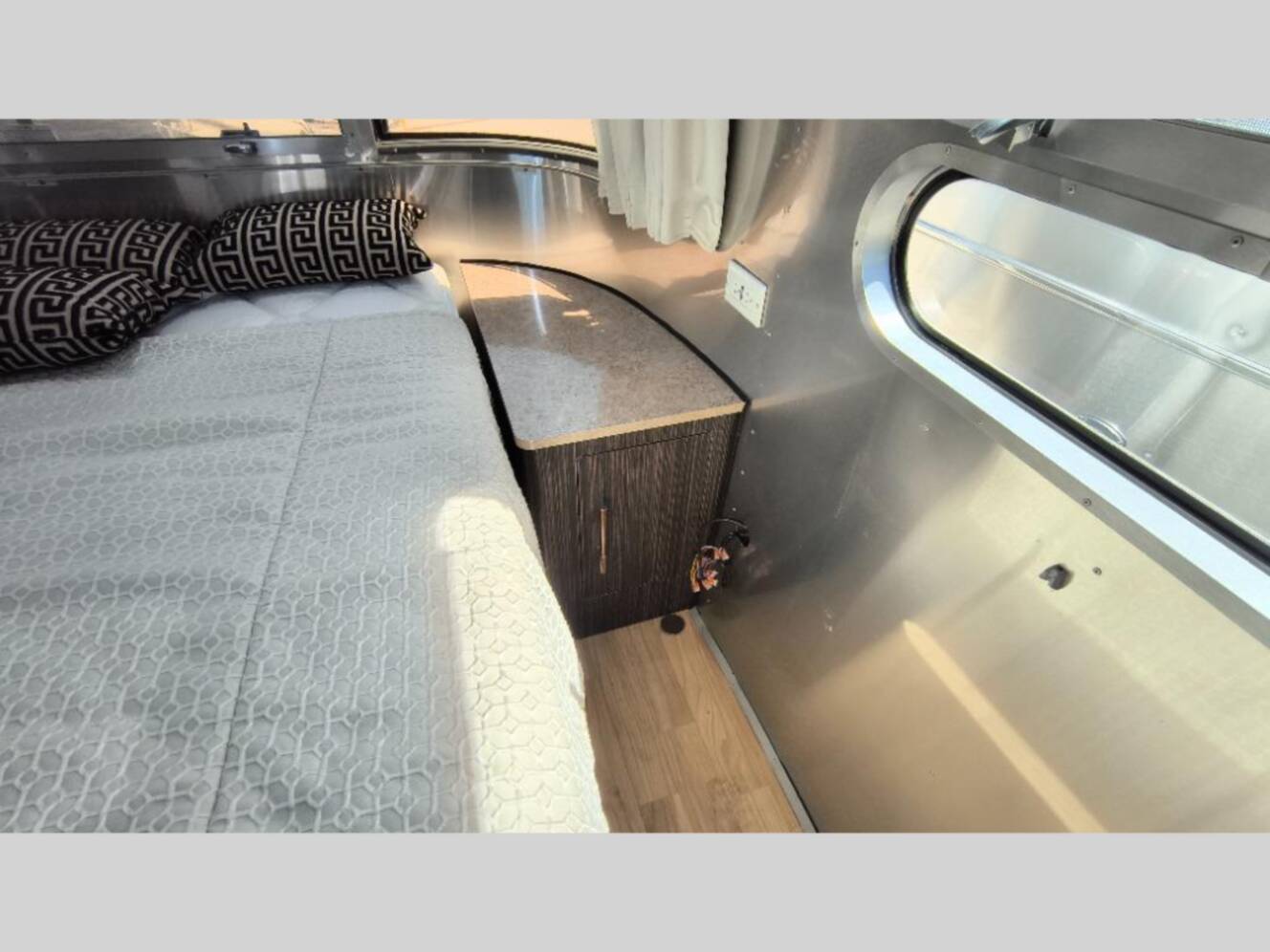 A photo of this 2018 Airstream International Signature 27FB
