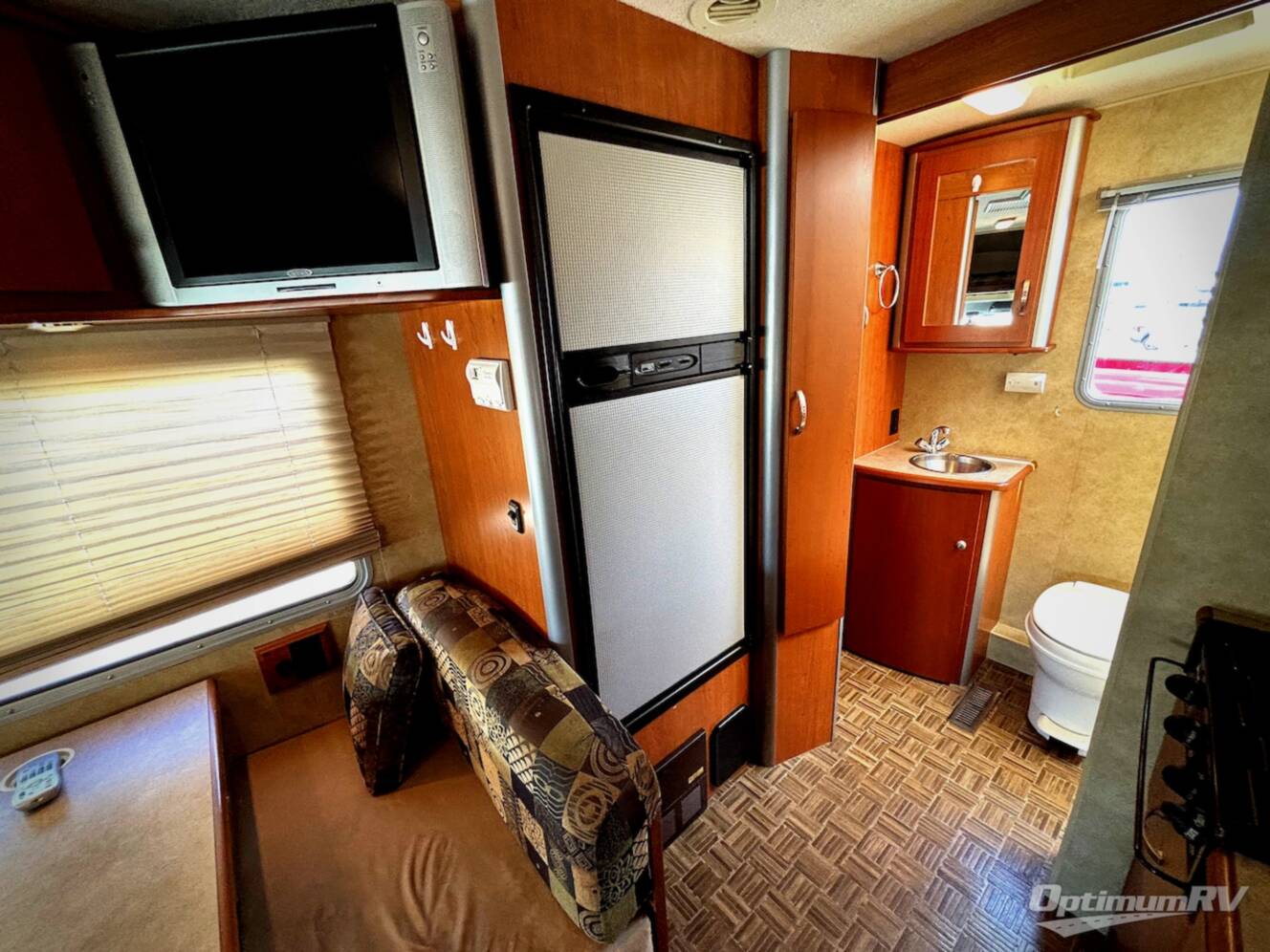A photo of this 2008 Itasca Navion 24H
