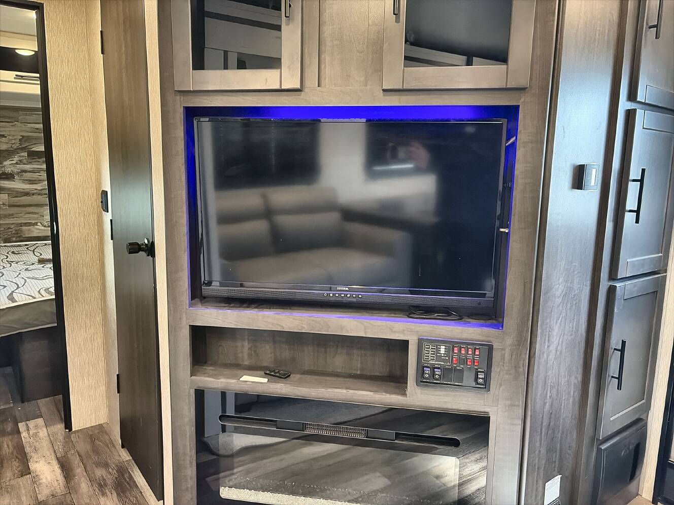 A photo of this 2023 Crossroads CRUISER AIRE 33BHB