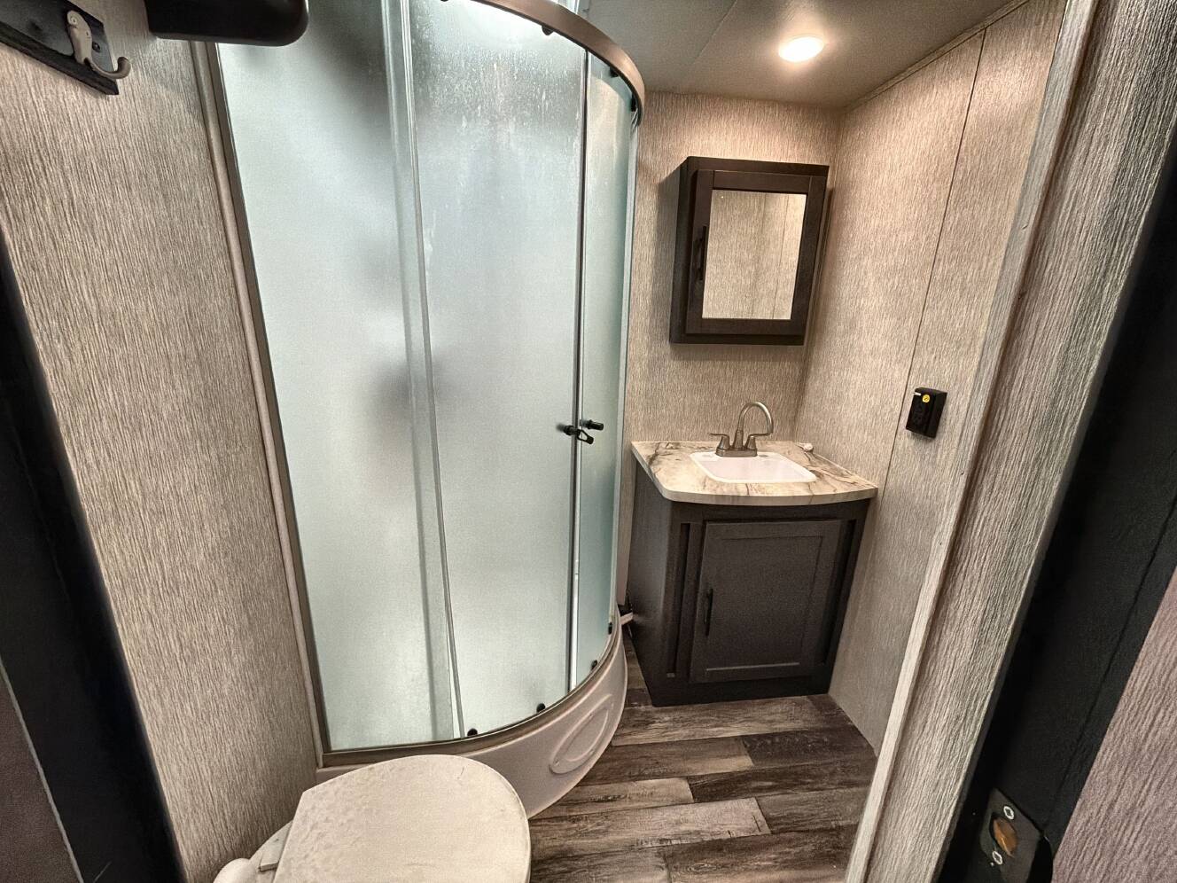 A photo of this 2023 Crossroads CRUISER AIRE 33BHB