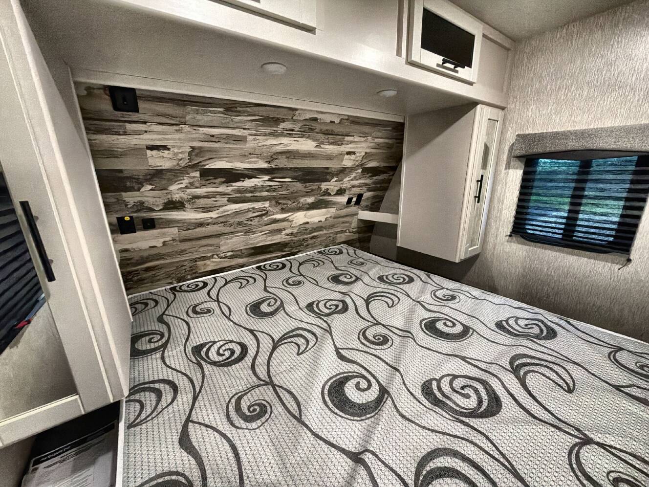 A photo of this 2023 Crossroads CRUISER AIRE 33BHB