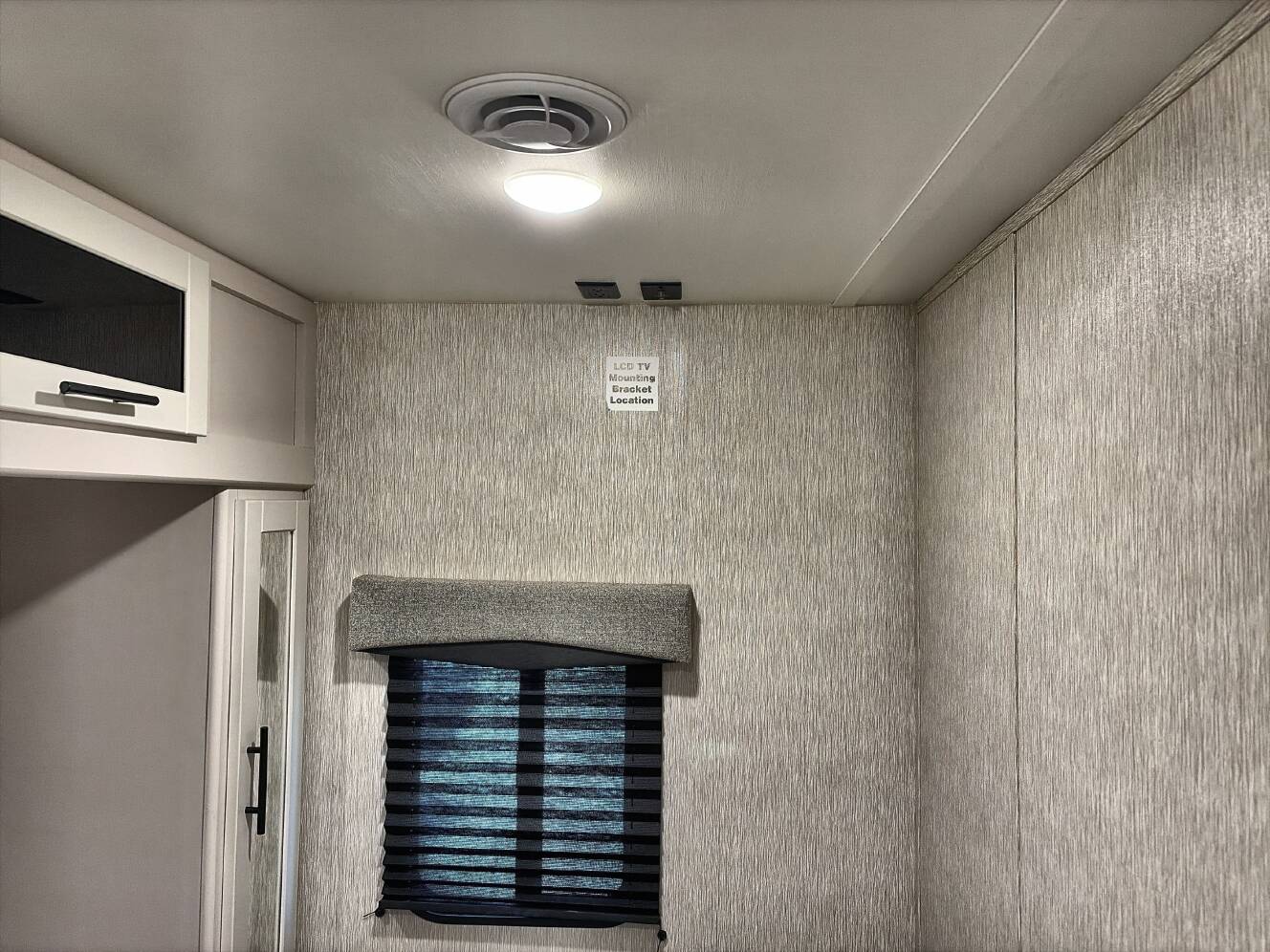 A photo of this 2023 Crossroads CRUISER AIRE 33BHB