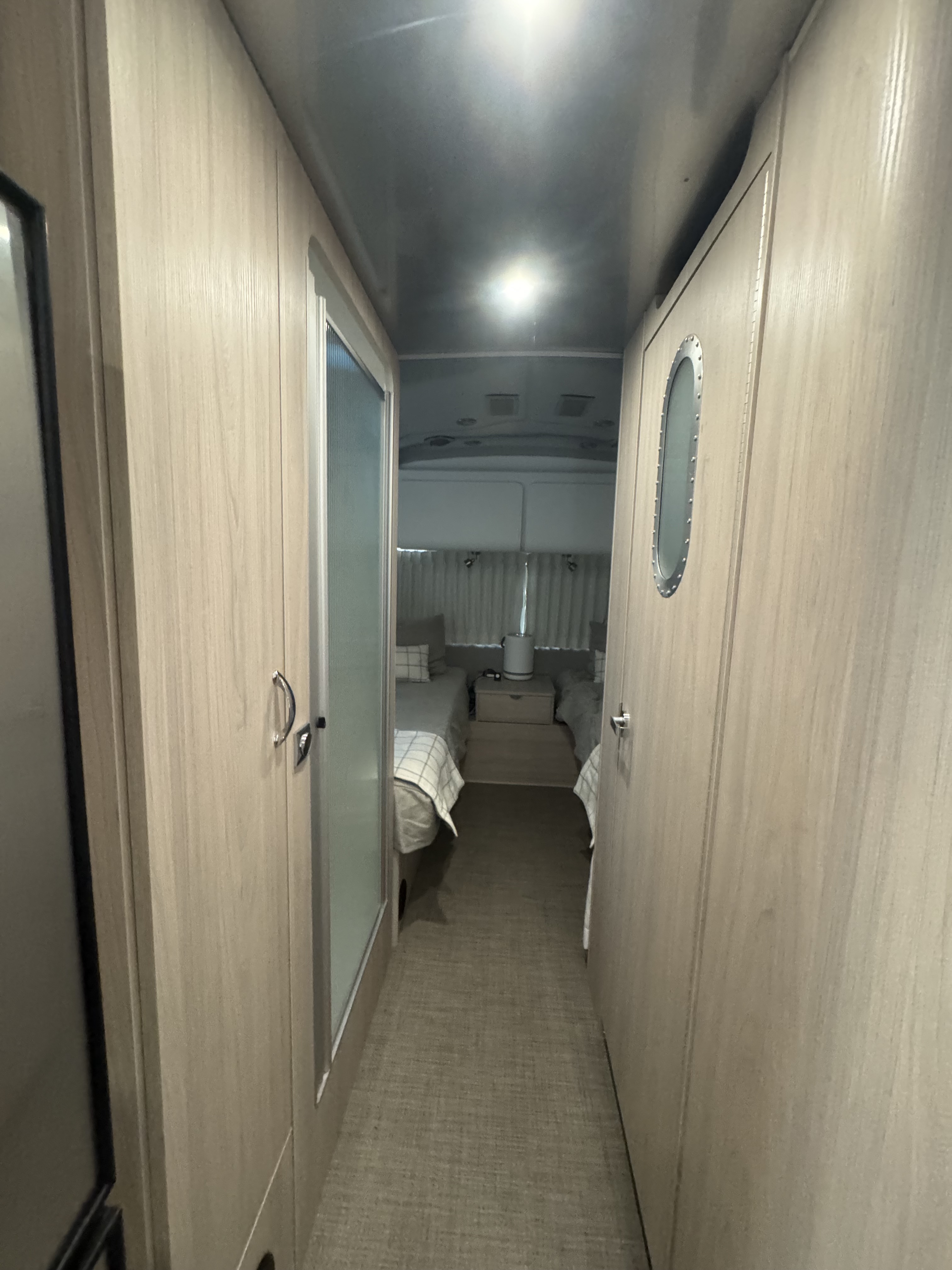 2021 Airstream GLOBETROTTER 25FB TWIN in pompano beach FL