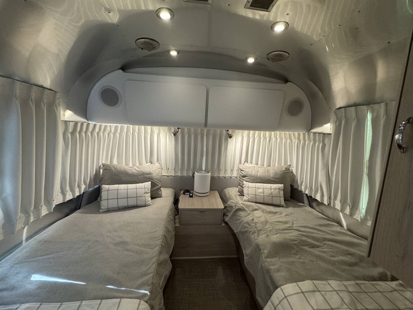 A photo of this 2021 Airstream GLOBETROTTER 25FB TWIN