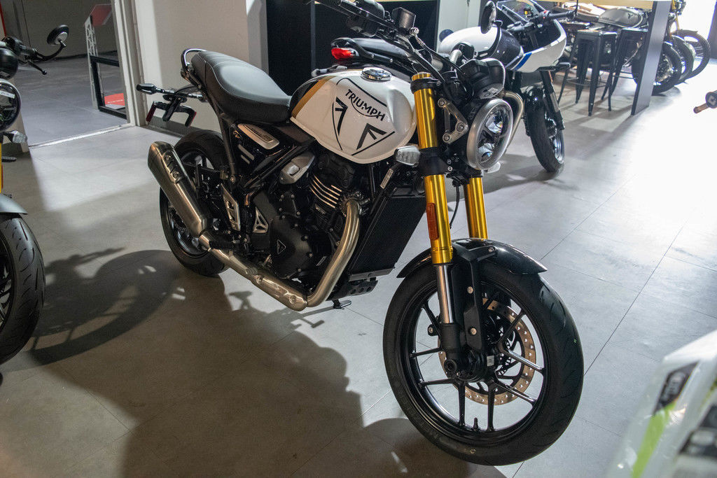 2026 Triumph Speed 400 Pearl Metallic White/Phantom Black BASE in Hobe Sound, FL