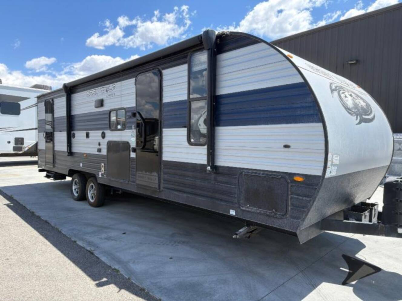 A photo of this 2022 Cherokee Cherokee Grey Wolf 26DBH