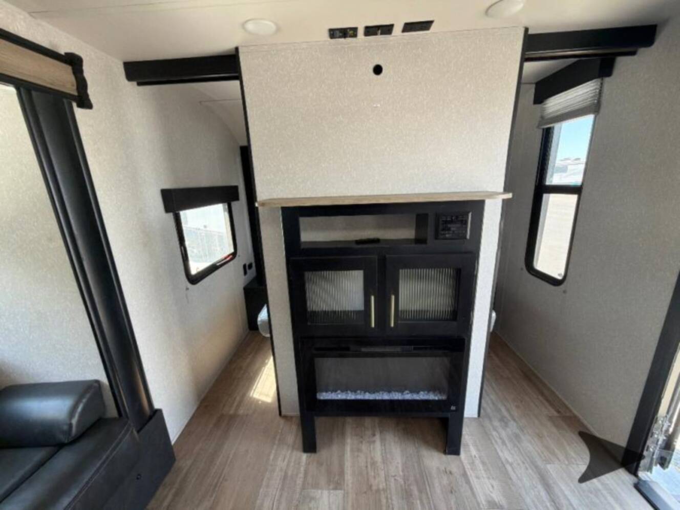 A photo of this 2022 Cherokee Cherokee Grey Wolf 26DBH
