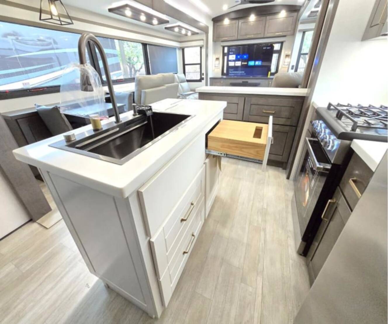 A photo of this 2026 Heartland BIGHORN 38RE