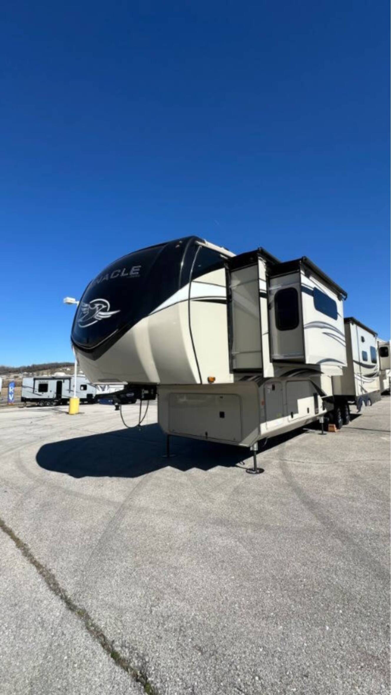 A photo of this 2022 Jayco Pinnacle 36SSWS