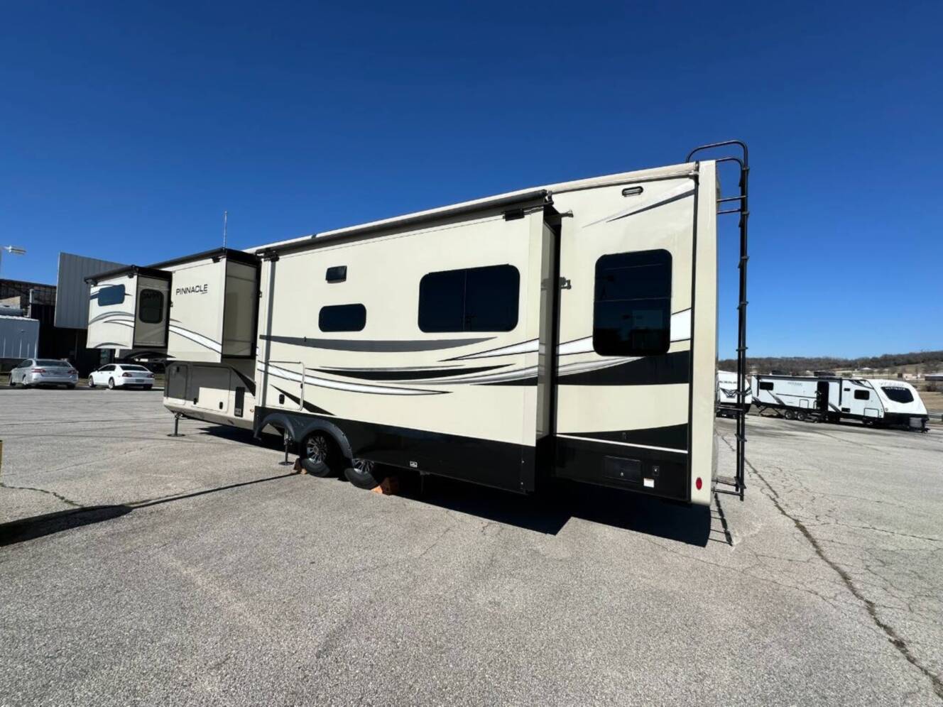 A photo of this 2022 Jayco Pinnacle 36SSWS