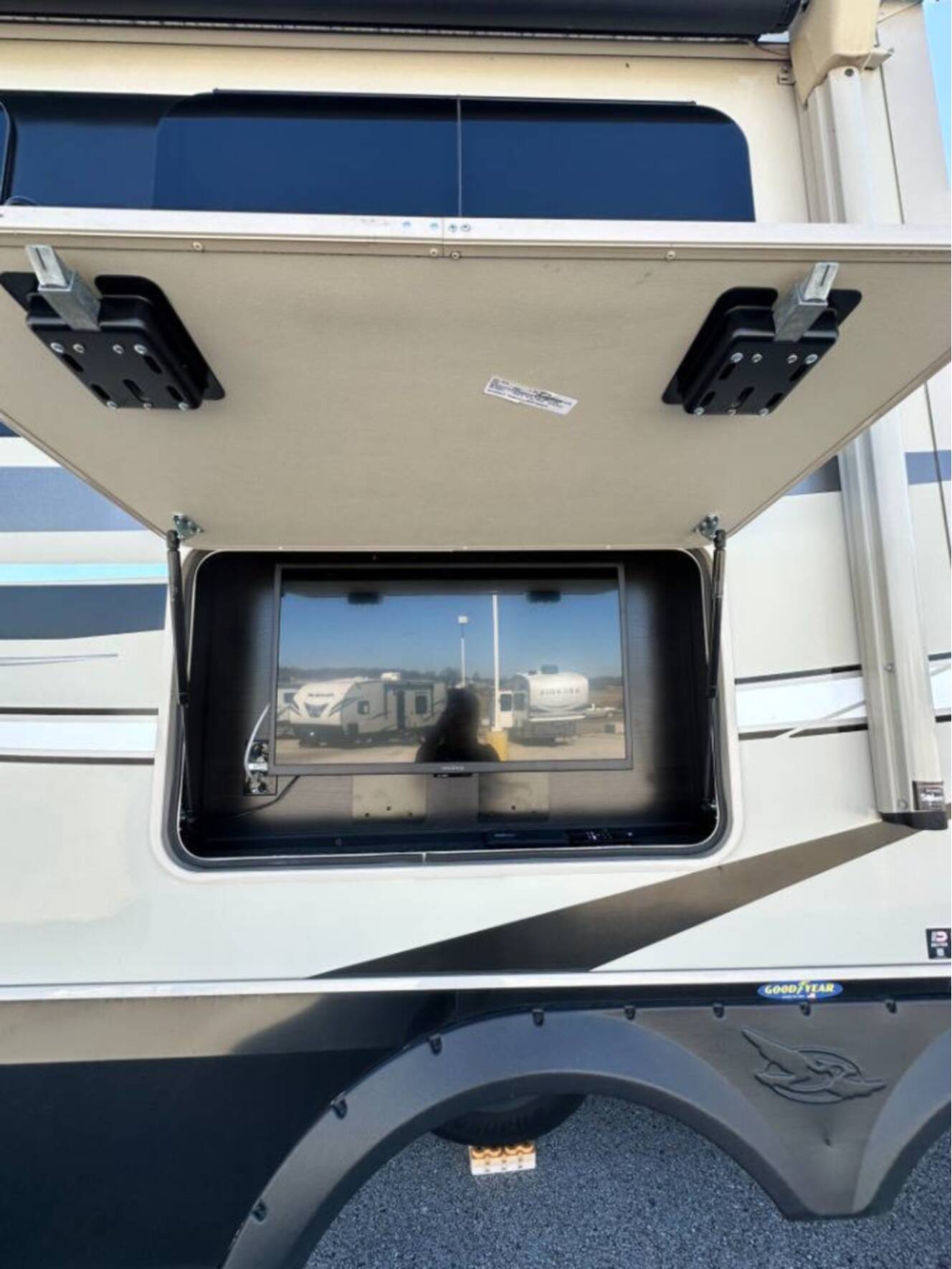 A photo of this 2022 Jayco Pinnacle 36SSWS