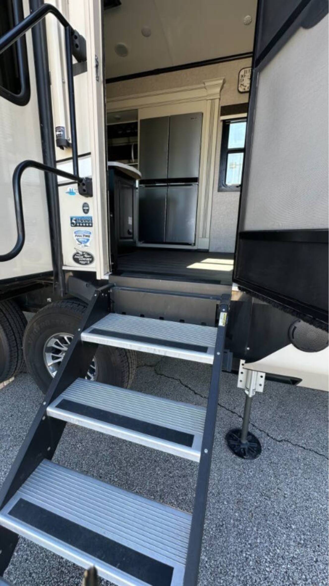 A photo of this 2022 Jayco Pinnacle 36SSWS