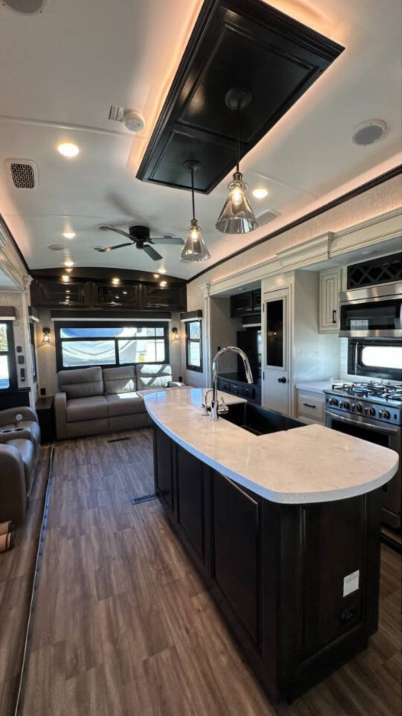 A photo of this 2022 Jayco Pinnacle 36SSWS