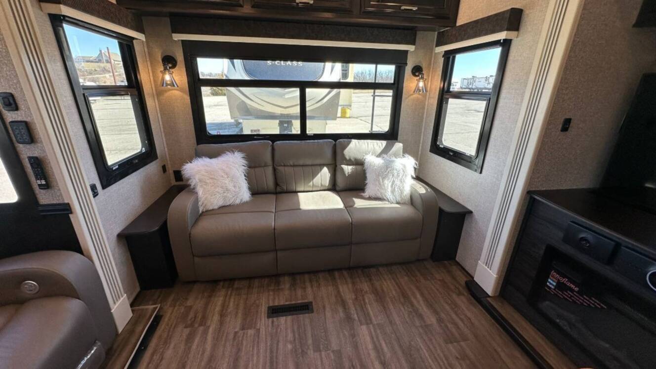 A photo of this 2022 Jayco Pinnacle 36SSWS