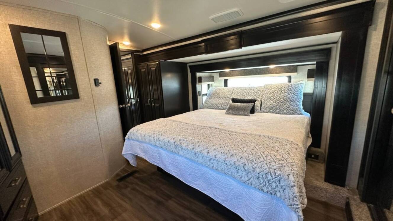 A photo of this 2022 Jayco Pinnacle 36SSWS
