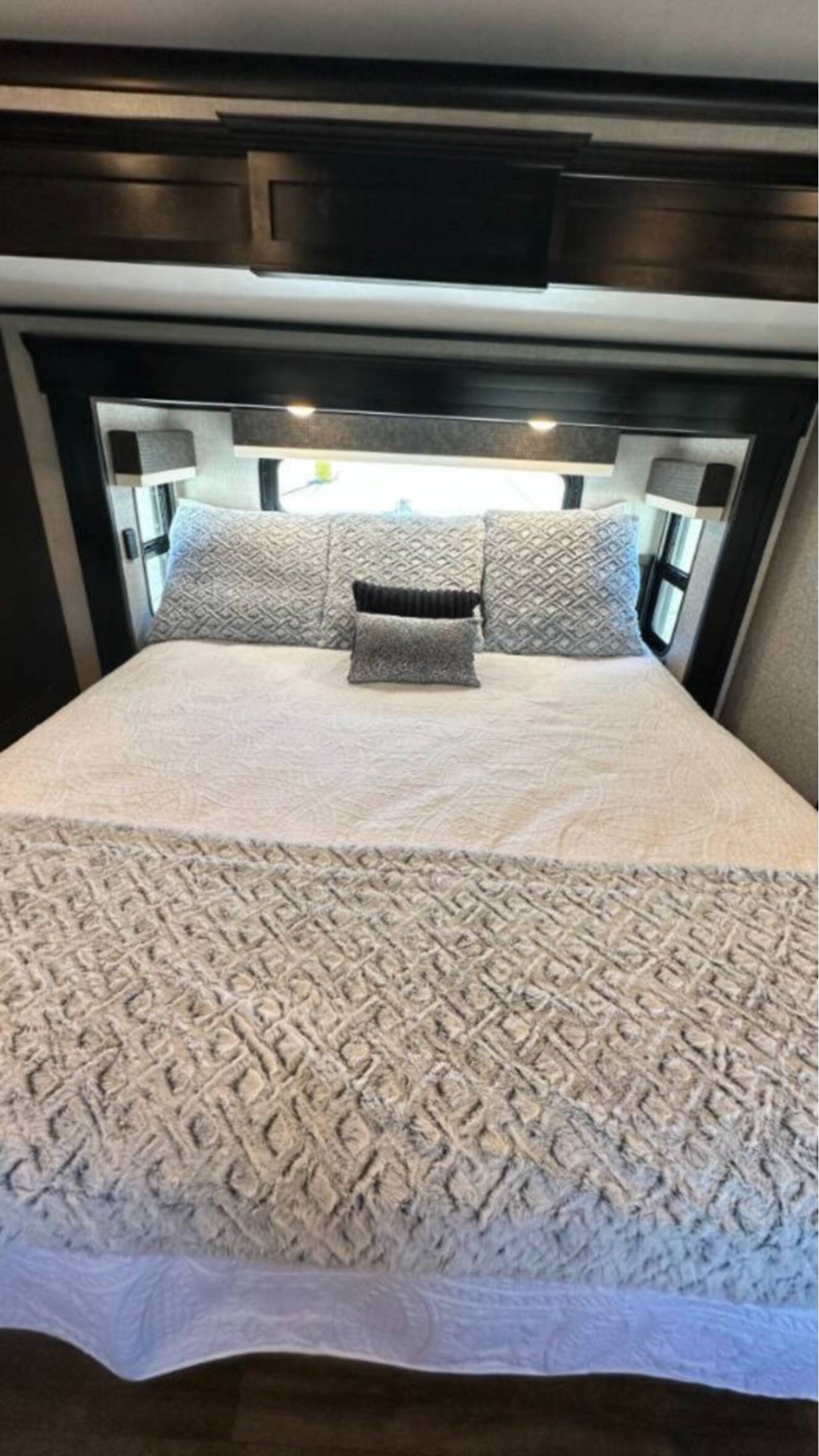 A photo of this 2022 Jayco Pinnacle 36SSWS
