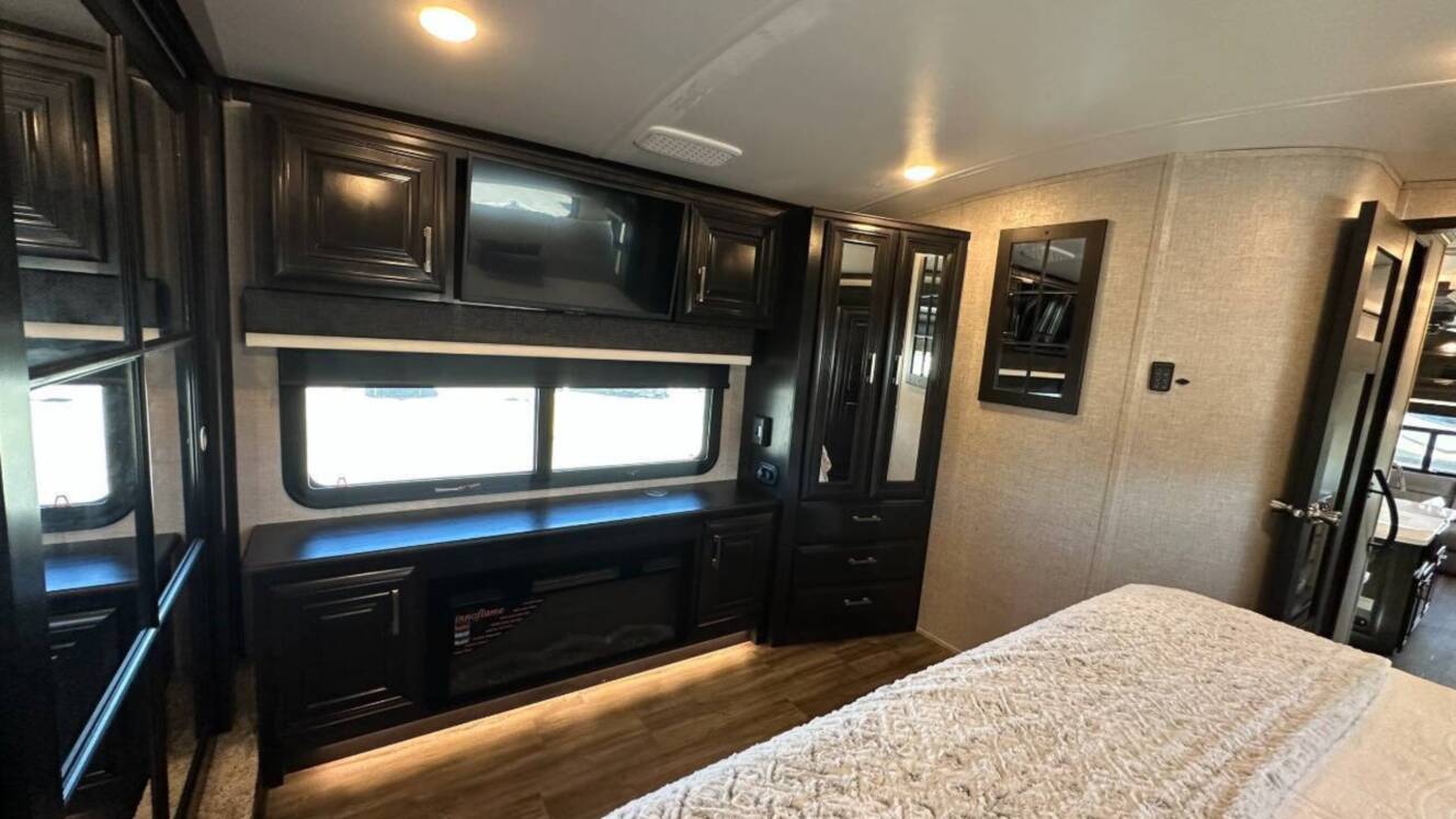 A photo of this 2022 Jayco Pinnacle 36SSWS