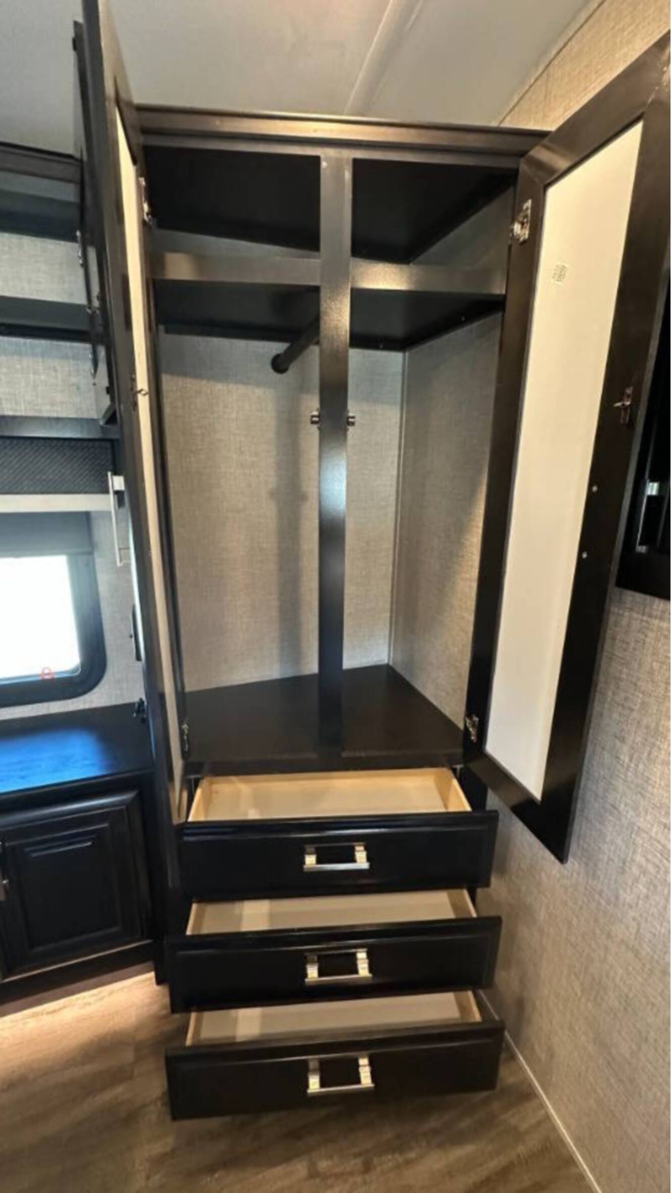 A photo of this 2022 Jayco Pinnacle 36SSWS